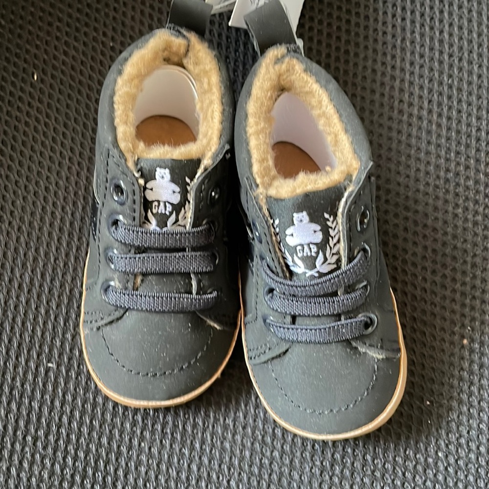 Baby gap Baby Sherpa-Lined High Top Sneakers nwt size 2 (3-6m)